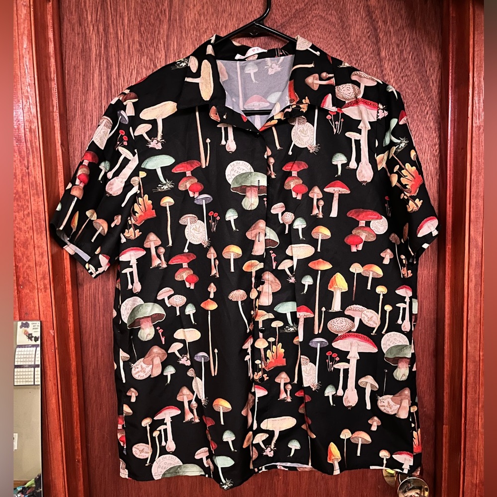 Trippy mushroom button down shirt🍄